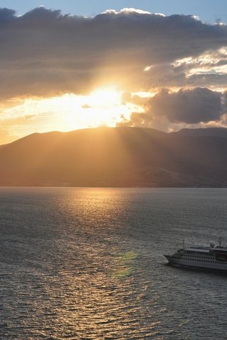 Обои облака, горы, закат, море, корабль, теплоход, clouds, mountains, sunset, sea, ship разрешение 2048x1360 Загрузить