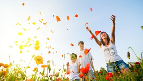 Обои поле, радость, настроения, семья, field, joy, mood, family разрешение 1920x1200 Загрузить