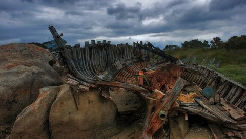 Обои облака, камни, лодка, останки, clouds, stones, boat, the remains разрешение 1920x1200 Загрузить