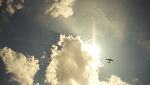 Обои небо, облака, самолет, пейзажи, свобода, неба, airplanes, рейс, the sky, clouds, the plane, landscapes, freedom, sky, flight разрешение 1920x1200 Загрузить