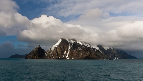 Обои облака, горы, скалы, снег, море, clouds, mountains, rocks, snow, sea разрешение 1920x1188 Загрузить