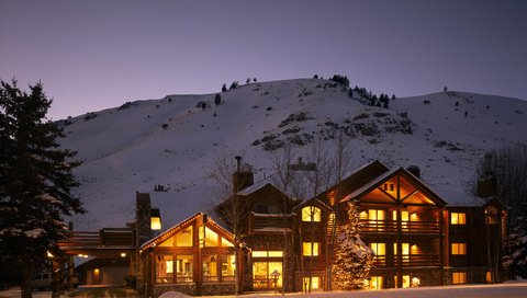 Обои дорога, ночь, деревья, огни, горы, снег, зима, дом, road, night, trees, lights, mountains, snow, winter, house разрешение 2560x1600 Загрузить