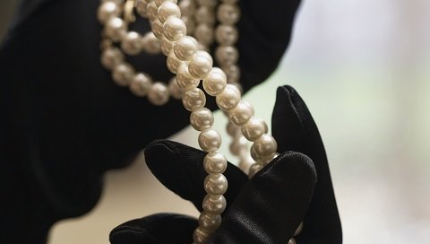 Обои жемчуг, черные перчатки, pearl, black gloves разрешение 1920x1200 Загрузить
