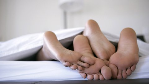 Обои ноги, любовь, кровать, feet, love, bed разрешение 1920x1200 Загрузить