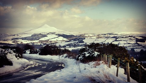 Обои дорога, дороги, горы, снег, зима, фото, города, пейзажи, зимние обои, road, mountains, snow, winter, photo, city, landscapes, winter wallpaper разрешение 2560x1600 Загрузить