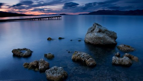 Обои облака, ночь, вода, камни, берег, пейзажи, мост, океан, clouds, night, water, stones, shore, landscapes, bridge, the ocean разрешение 1920x1200 Загрузить