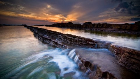 Обои небо, горизонт, вода, скалы, камни, закат, тучи, пейзаж, море, the sky, horizon, water, rocks, stones, sunset, clouds, landscape, sea разрешение 1920x1200 Загрузить