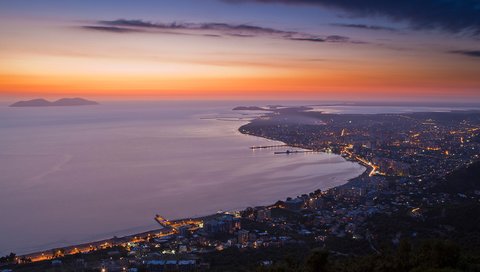 Обои вечер, закат, город, побережье, океан, небосклон, the evening, sunset, the city, coast, the ocean, the sky разрешение 2560x1600 Загрузить