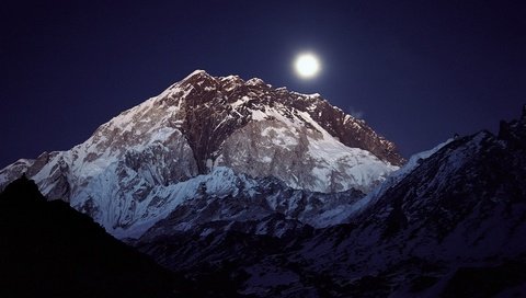 Обои небо, горы, луна, вершина, непал, the sky, mountains, the moon, top, nepal разрешение 1920x1080 Загрузить