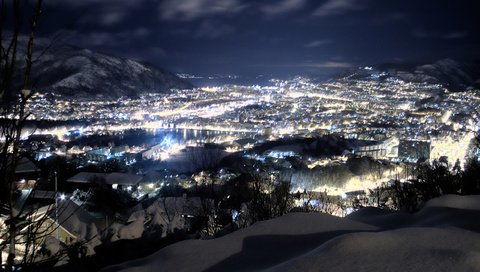 Обои здания, ночь, огни, снег, зима, город, высота, дома, ночной город, building, night, lights, snow, winter, the city, height, home, night city разрешение 2560x1600 Загрузить