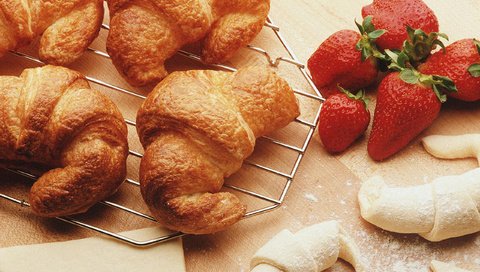 Обои утро, клубника, завтрак, круассан, morning, strawberry, breakfast, croissant разрешение 2560x1600 Загрузить