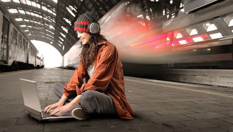 Обои девушка, наушники, сидит, метро, ноутбук, girl, headphones, sitting, metro, laptop разрешение 1920x1080 Загрузить