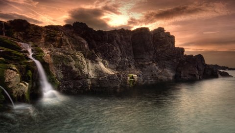 Обои небо, облака, скалы, море, водопад, the sky, clouds, rocks, sea, waterfall разрешение 1920x1080 Загрузить