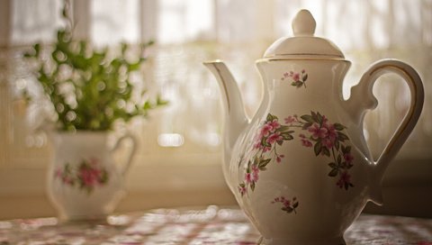 Обои цветы, стол, размытость, ваза, посуда, чайник, flowers, table, blur, vase, dishes, kettle разрешение 1920x1280 Загрузить