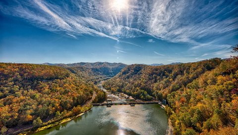 Обои небо, облака, река, горы, лес, плотина, the sky, clouds, river, mountains, forest, dam разрешение 1920x1280 Загрузить