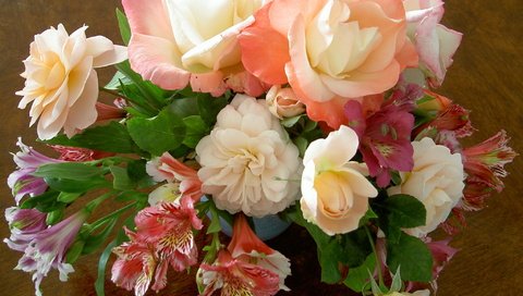 Обои цветы, розы, ваза, лилии, belye, rozy, nezhnye, alye, композиция, букеты, flowers, roses, vase, lily, composition, bouquets разрешение 2048x1536 Загрузить