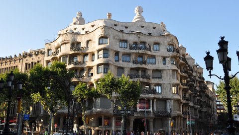 Обои фонари, люди, улица, здание, испания, барселона, каса мила, lights, people, street, the building, spain, barcelona, casa mila разрешение 2048x1360 Загрузить