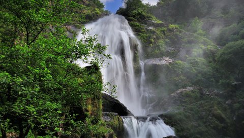 Обои деревья, скала, водопад, поток, trees, rock, waterfall, stream разрешение 2048x1360 Загрузить