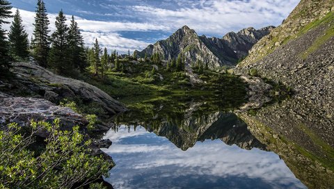 Обои небо, деревья, вода, горы, отражение, горное озеро, отражение в воде, the sky, trees, water, mountains, reflection, mountain lake, the reflection in the water разрешение 1920x1200 Загрузить