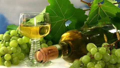 Обои виноград, бокал, вино, бутылка, гроздь, белое вино, grapes, glass, wine, bottle, bunch, white wine разрешение 2560x1600 Загрузить