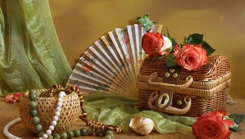 Обои розы, бусы, ракушка, веер, натюрморт, сундучок, roses, beads, shell, fan, still life, chest разрешение 3000x2176 Загрузить