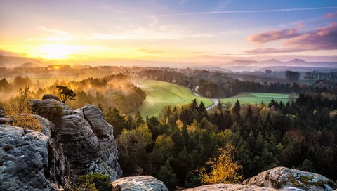 Обои деревья, горы, скалы, лес, туман, долина, канада, squamish valley, trees, mountains, rocks, forest, fog, valley, canada разрешение 2048x1365 Загрузить