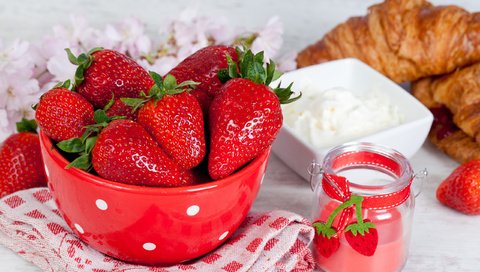 Обои цветы, ягода, клубника, миска, сметана, круассаны, flowers, berry, strawberry, bowl, sour cream, croissants разрешение 2560x1600 Загрузить