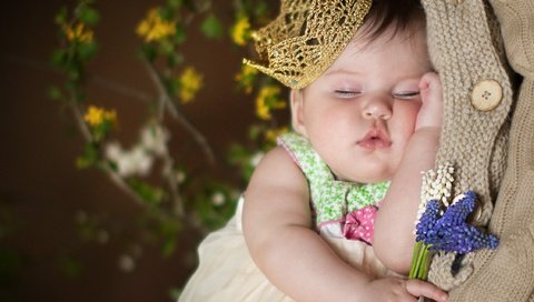 Обои цветы, сон, девочка, ребенок, младенец, корона, flowers, sleep, girl, child, baby, crown разрешение 2250x1612 Загрузить