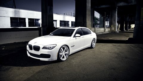 Обои ночь, белый, белая, бмв, 7 серия, 750li, f02, бетонные опоры, night, white, bmw, 7 series, concrete pillars разрешение 1920x1080 Загрузить