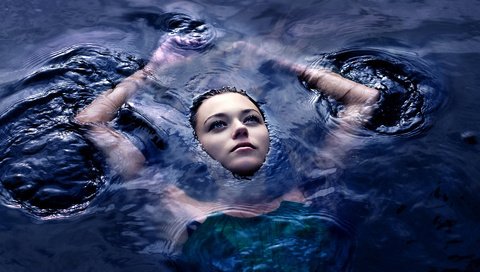 Обои вода, девушка, взгляд, лицо, руки, поверхность, шатенка, water, girl, look, face, hands, surface, brown hair разрешение 1920x1200 Загрузить