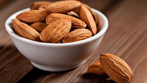 Обои орехи, фон, чашка, орех, миндаль, деревянная поверхность, nuts, background, cup, walnut, almonds, wooden surface разрешение 2560x1600 Загрузить