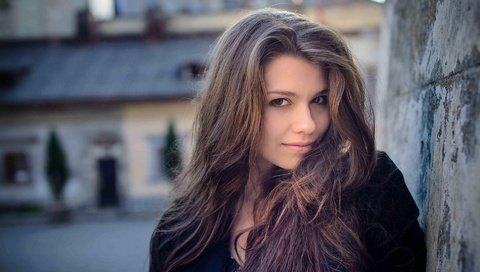 Обои брюнетка с красивым личиком и милой улыбкой., brunette with a beautiful face and a sweet smile. разрешение 1920x1280 Загрузить