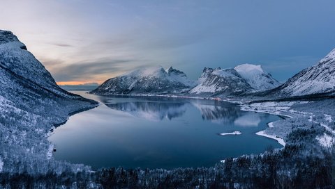 Обои озеро, горы, снег, природа, лес, зима, пейзаж, lake, mountains, snow, nature, forest, winter, landscape разрешение 1920x1080 Загрузить