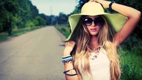 Обои дорога, фото, блондинка, очки, шляпа, бижутерия, солнцезащитные очки, road, photo, blonde, glasses, hat, jewelry, sunglasses разрешение 2560x1600 Загрузить