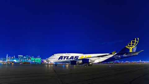 Обои ночь, огни, самолет, boeing 747, воинг 747, night, lights, the plane, boing 747 разрешение 2560x1600 Загрузить