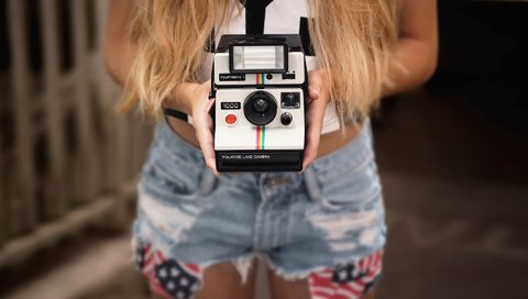 Обои руки, камера, шорты, polaroid, hands, camera, shorts разрешение 1920x1200 Загрузить