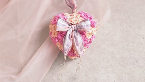 Обои цветы, сердечко, сердце, букет, праздники, бантик, flowers, heart, bouquet, holidays, bow разрешение 2560x1600 Загрузить