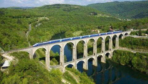 Обои река, лес, мост, поезд, франция, cize-bolozon viaduct, river, forest, bridge, train, france разрешение 2560x1600 Загрузить
