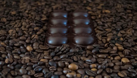 Обои шоколад, кофейные зерна, chocolate, coffee beans разрешение 2142x1090 Загрузить