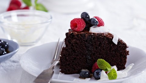 Обои выпечка, вегетарианский шоколадный торт с ягодами и ко, vegan chocolate cake with berries and coconut, pastries, cakes, vegetarian chocolate cake with berries and co разрешение 2880x1800 Загрузить