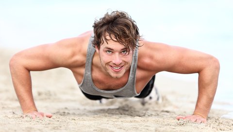 Обои улыбка, песок, пляж, мужчина, мускулы, отжимается, smile, sand, beach, male, muscles, pressed разрешение 1920x1200 Загрузить