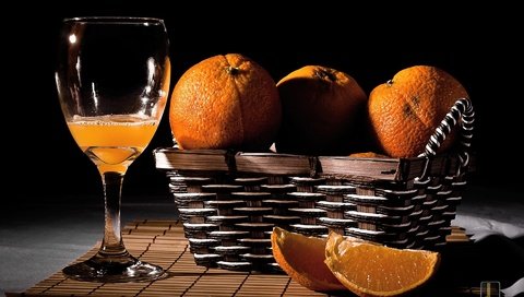 Обои апельсины, рядом, лежащие в плетеной, корзинке, со стоящим, фужером с апельсиновым, соком, oranges, next, lying in a wicker, basket, standing, a glass with orange, juice разрешение 1920x1200 Загрузить
