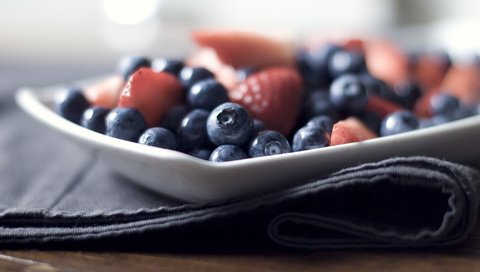 Обои клубника, ягоды, черника, салфетка, тарелка, strawberry, berries, blueberries, napkin, plate разрешение 2048x1371 Загрузить