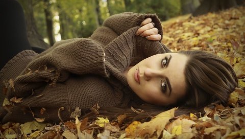 Обои листья, девушка, брюнетка, взгляд, осень, leaves, girl, brunette, look, autumn разрешение 2000x1334 Загрузить