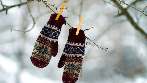 Обои снег, зима, ветки, рукавички, прищепки, варежки, snow, winter, branches, gloves, clothespins, mittens разрешение 2048x1365 Загрузить