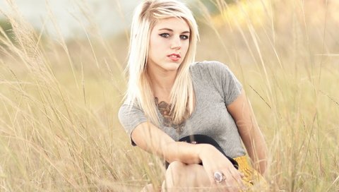 Обои природа, поле, взгляд, пирсинг, девушка блондинка, nature, field, look, piercing, blonde girl разрешение 2560x1600 Загрузить