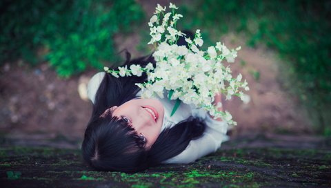 Обои цветы, девушка, брюнетка, взгляд, волосы, flowers, girl, brunette, look, hair разрешение 2560x1575 Загрузить