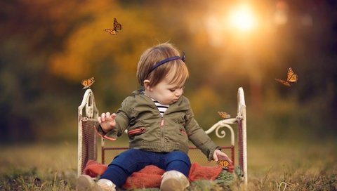 Обои природа, девочка, ребенок, бабочки, кроватка, nature, girl, child, butterfly, cot разрешение 2048x1365 Загрузить