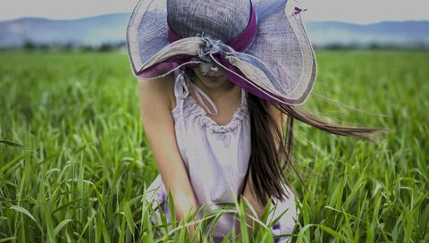 Обои трава, девушка, поле, шляпка, ветер., grass, girl, field, hat, the wind. разрешение 4851x3213 Загрузить