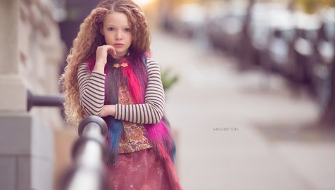 Обои взгляд, дети, девочка, улица, волосы, look, children, girl, street, hair разрешение 2048x1395 Загрузить